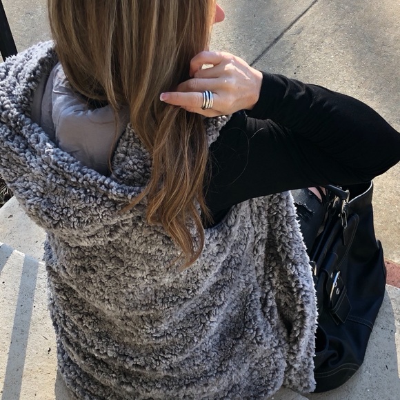 Yummy & Cozy!! Grey Two-Tone Sherpa Hooded Vest - Picture 2 of 8